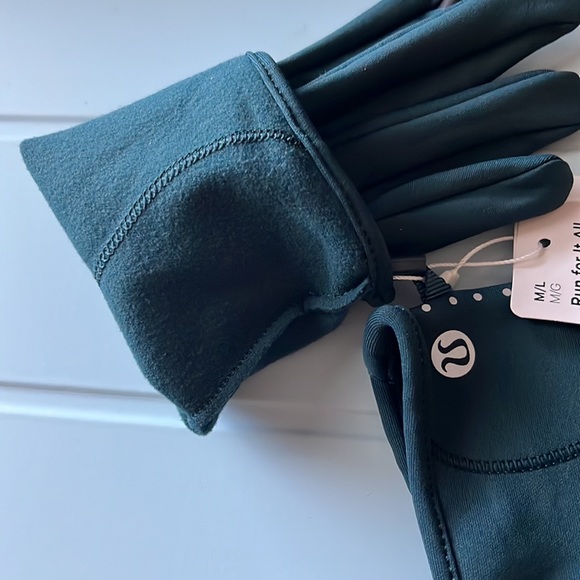 Lululemon Women's Run for It All Gloves
Tech NWT Size M/L - Picture 11 of 12